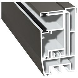 Adapterprofil 80x43mm Lg. 6,00m foliert, Revision außen <(>&<)> Rollladenführung 57x30mm Lg. 6,00m GK Weiß, mit zwei schwarzen Bürsten 70 3905-167 Qua Produktbild