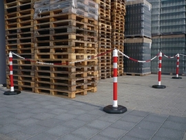 Sperrpfosten Polypropylen rot/weiß D. 63 mm   zum Aufstellen mit Sechseckfuss mit Öse Produktbild