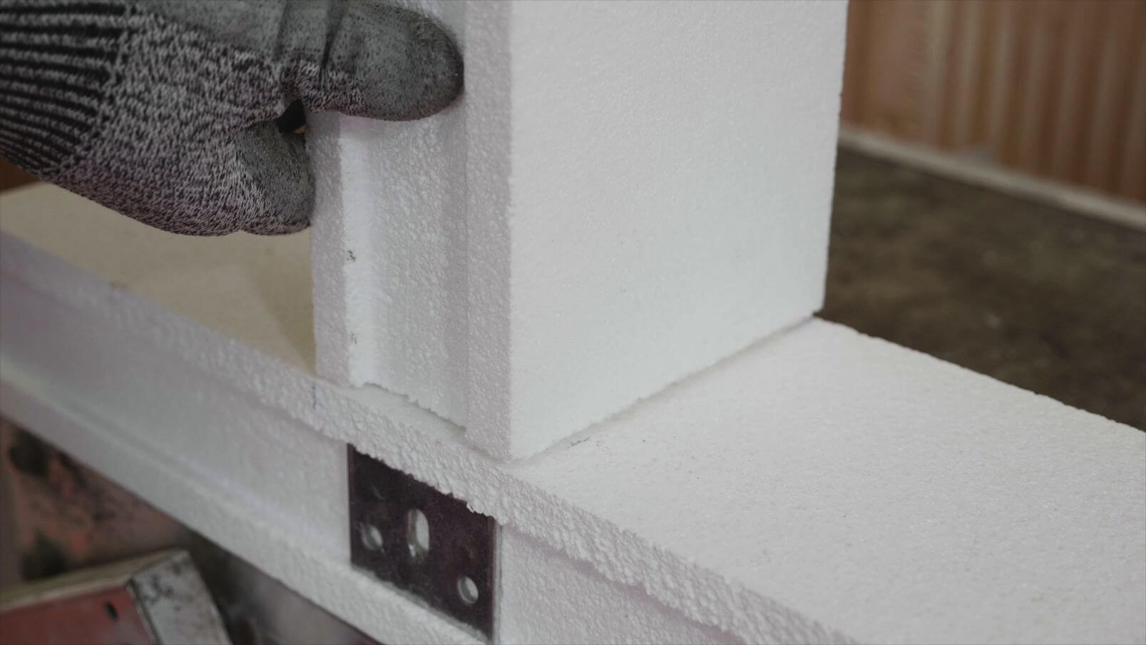 Installation in the insulation level